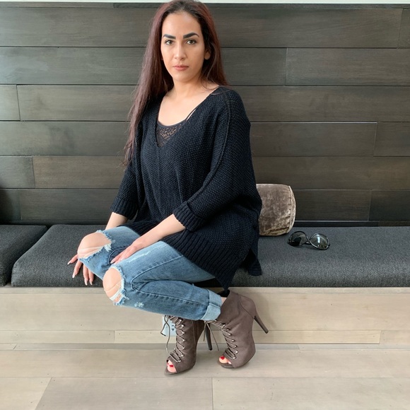 Timeless!! Amazing Cozy Knit Hi-Low Netted Sweater - Picture 2 of 4